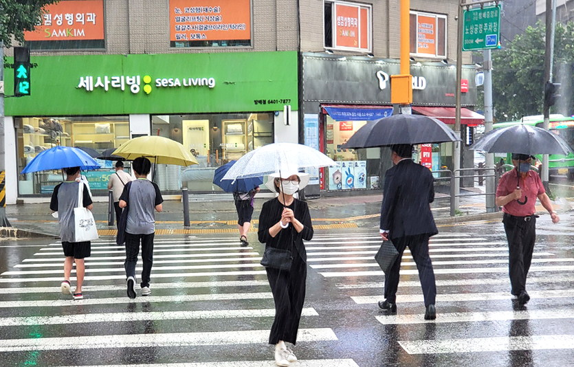 코로나19 재확산세를 보이는 가운데 7일 2만명에 가까운&nbsp;신규 확진자가 발생했다. 서울 방배동 함지박 사거리. 사진=신광렬 기자