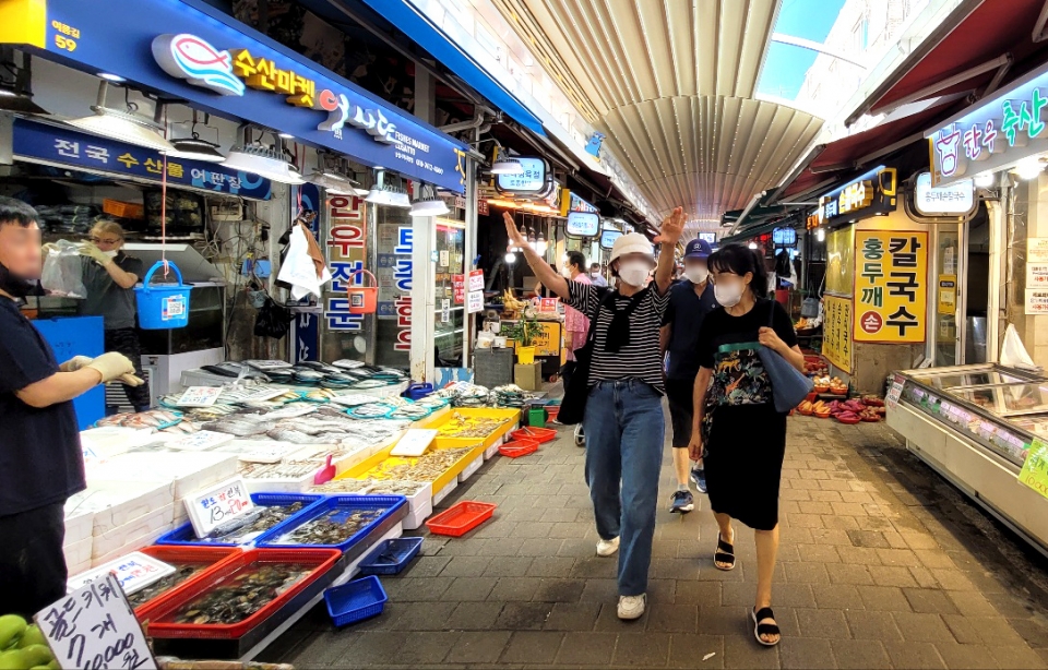 올해 추석 차례상 차림 비용은 평균 31만8045원으로, 지난해 대비 6.8%(2만241원) 상승했다. 서울 동작구 남성사계시장. 사진=신광렬 기자