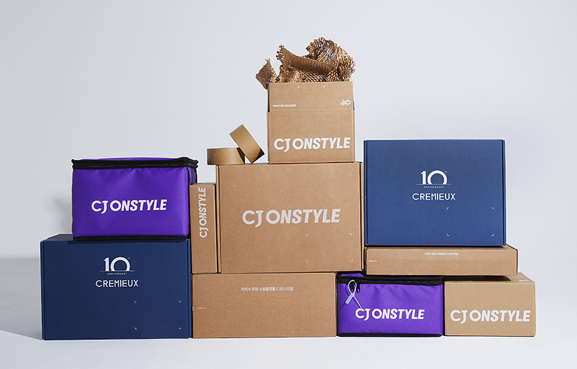 CJ온스타일 종이테이프, 다회용 포장재(보라색) 및 다양한 친환경 포장재. 사진=CJ온스타일