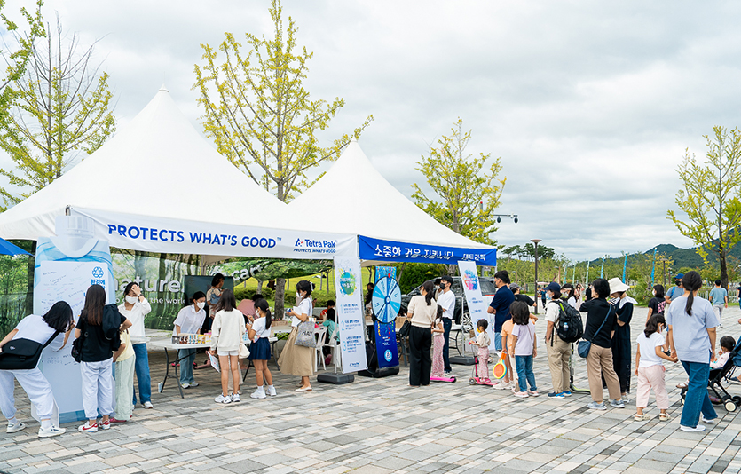 3일 세종자원순환축제 테트라팩 부스에서 시민들이 룰렛 게임 이벤트에 참여하고 있다. 사진=테트라팩코리아