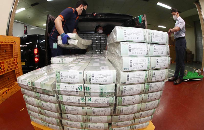 한국은행이 5일, 한국은행 강남본부에서 시중은행에 공급될 추석자금을 방출하고 있다. 사진=한국은행