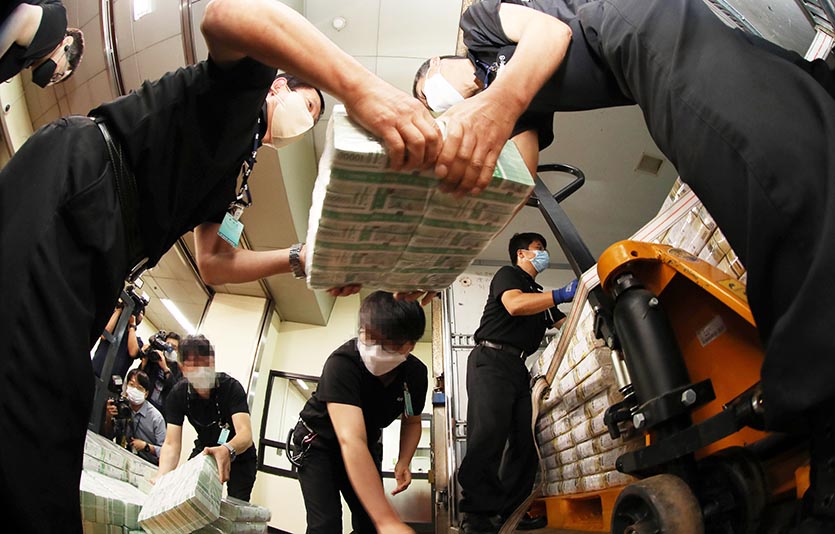 한국은행이 5일, 한국은행 강남본부에서 시중은행에 공급될 추석자금을 방출하고 있다. 사진=사진공동취재단