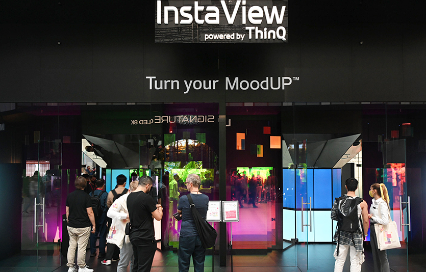 LG전자 부스를 찾은 관람객이 터치만으로 색상을 바꿔 공간의 분위기까지 업그레이드할 수 있는 LG 디오스 오브제컬렉션 무드업 냉장고를 체험하고 있다. 사진=LG전자