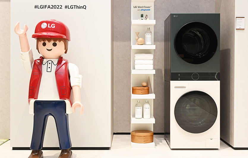 LG전자가 IFA 2022 전시장에서 선보인 LG전자 제품 설치기사 대형 피규어(사진 왼쪽)와 LG 워시타워 컴팩트 제품. 사진=LG전자