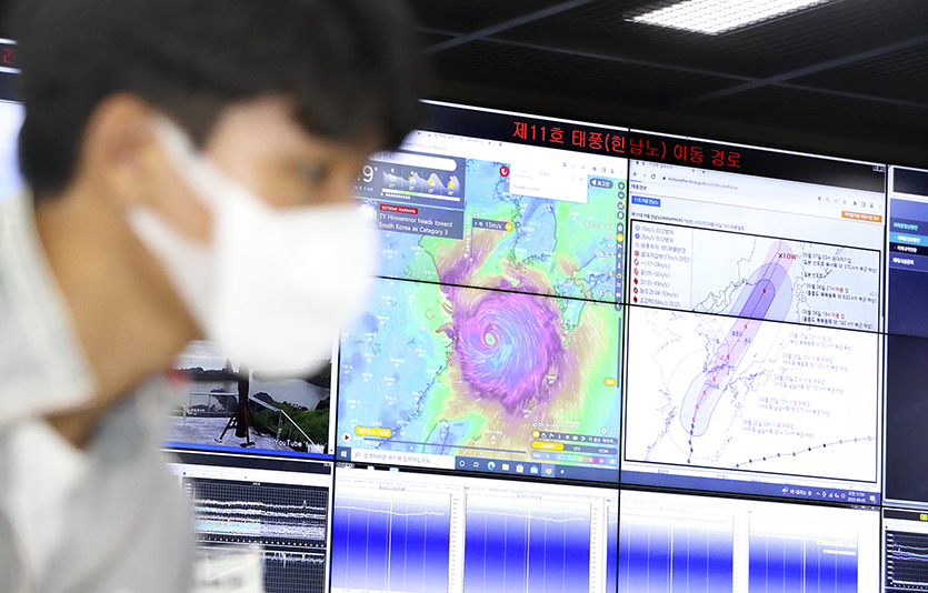 KT 네트워크 전문가가 5일 KT 과천 관제센터에서 태풍 상황에 따른 대응 계획을 수립해 지역의 특별 상황실로 전파하고 있다. 사진=KT