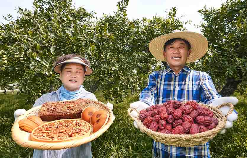 경상북도 경산시 대추 농가에서 농민들이 질 좋은 경산 대추로 만든 파리바게뜨 추석 선물 제품을 소개하는 모습. 사진=파리바게뜨