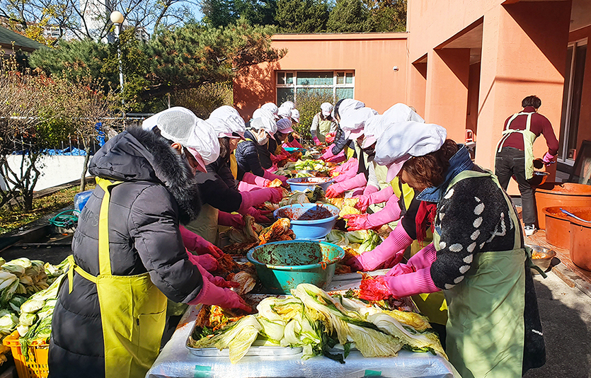 삼천리그룹 임원부인회가 한센인의 건강한 겨울나기를 위한 김장 담그기를 진행하고 있다. 사진=삼천리그룹
