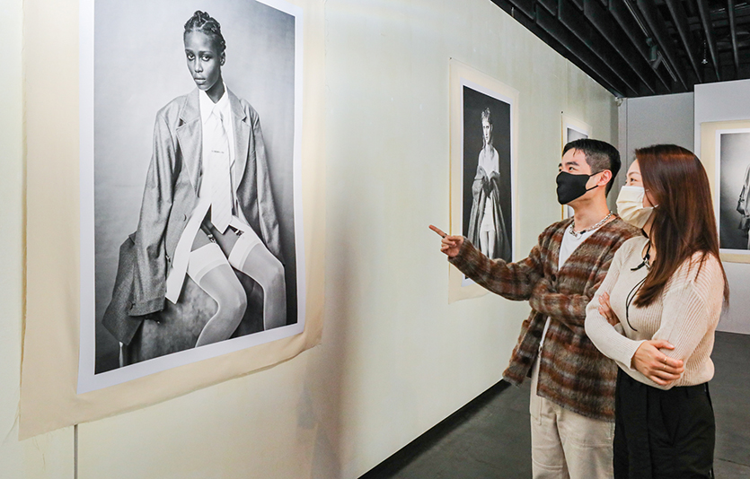 5일 서울시 강남구 청담동에 위치한 한섬 수입의류 편집숍 브랜드 무이 플래그십 스토어에서 고객들이 전시를 관람하고 있는 모습. 사진=한섬