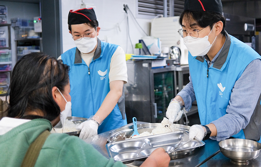 경기도 성남시 노숙인 무료 급식소 ‘안나의집’에서 SPC그룹 임직원들이 배식 봉사활동을 하고 있다. 사진=SPC그룹