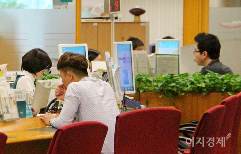 지난달 신용대출 금리가 8년3개월 만에 가장 큰 폭 올랐다. 한 시중 은행의 대출 창구. 사진=문룡식 기자