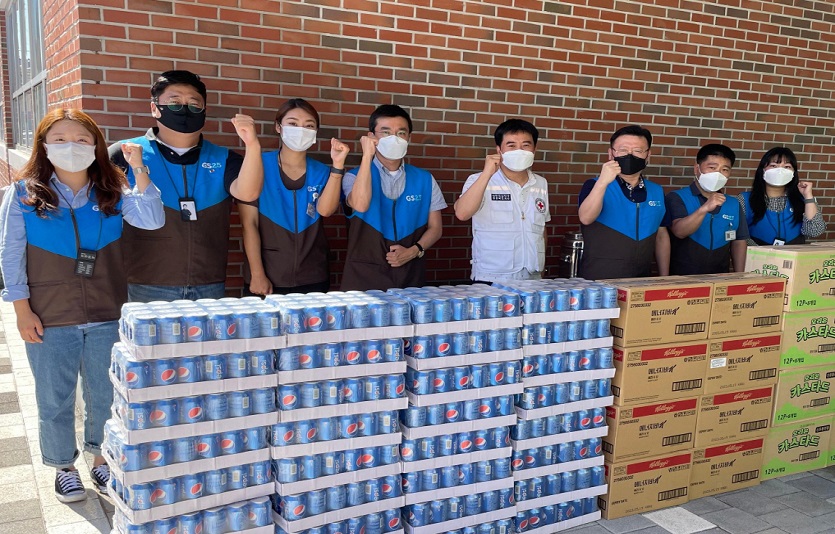 GS리테일은 7일 태풍으로 피해입은 포항지역 주민을 위해 긴급구호물품을 대한적십자사를 통해 전달했다.jpg