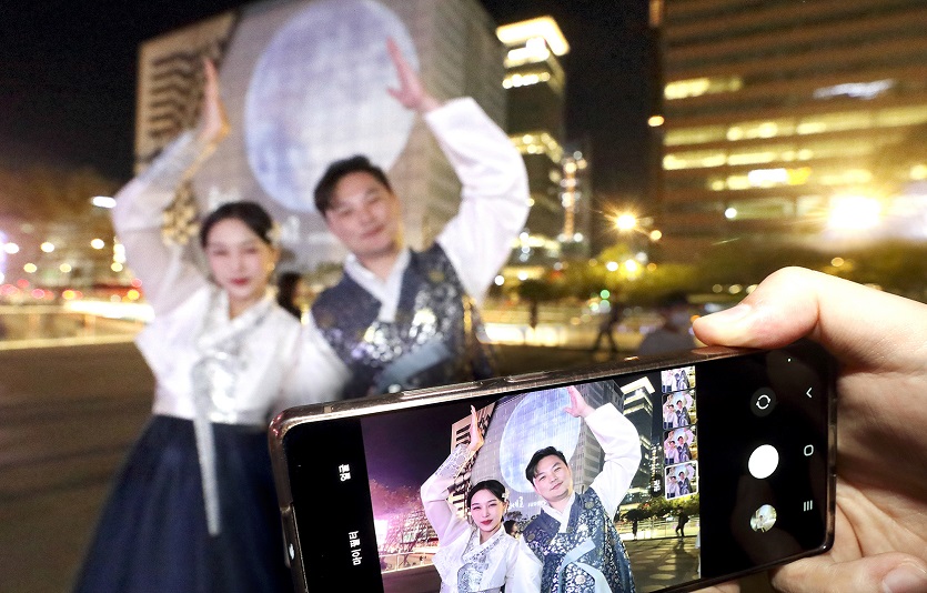 [사진2] KT 미디어파사드 초대형 보름달.jpg