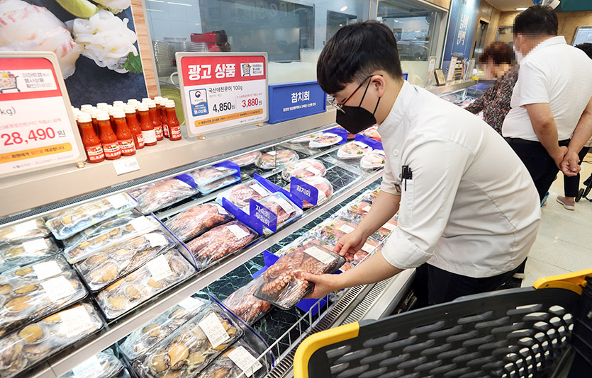 이마트는 한가위 연휴를 앞두고 먹거리 행사를 진행한다. 이마트 성수점 수산매장. 사진=이마트