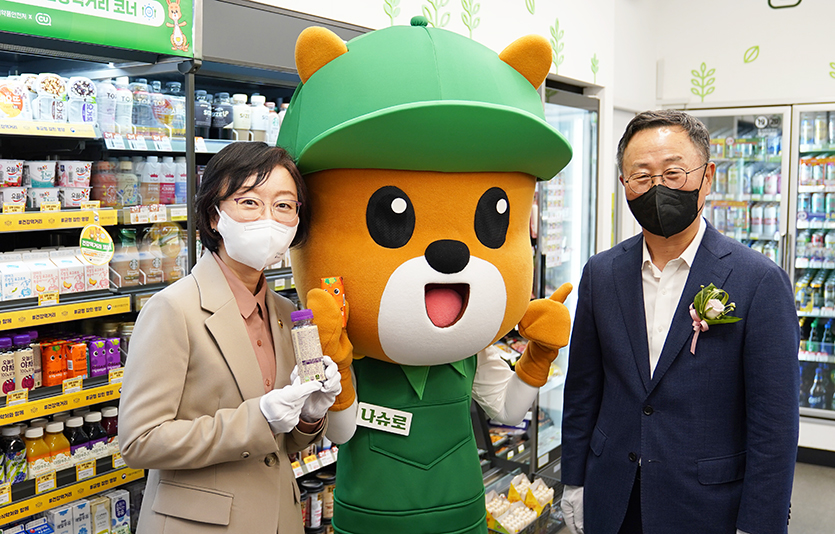 오유경 식약처장은 이날 시범사업에 참여하는 서울 서초구 소재 CU서초그린점을 방문했다. 사진=식품의약품안전처