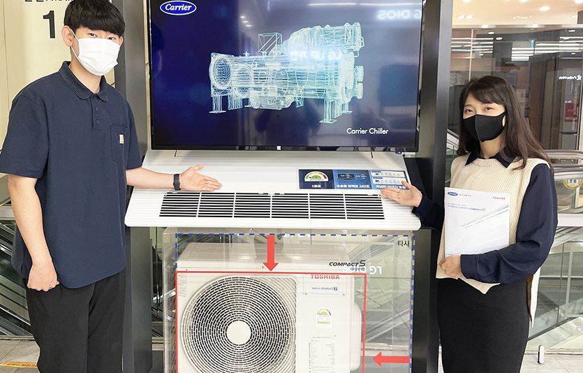 전자랜드 파워센터 용산본점에서 고객들이 캐리어에어컨의 ‘컴팩트 S’를 살펴보고 있다. 사진=전자랜드