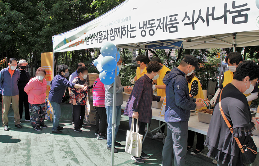 삼양식품 임직원들이 서울시 노원구 소재 중계종합사회복지관에서 식사 나눔 봉사활동을 하고 있다. 사진=삼양식품