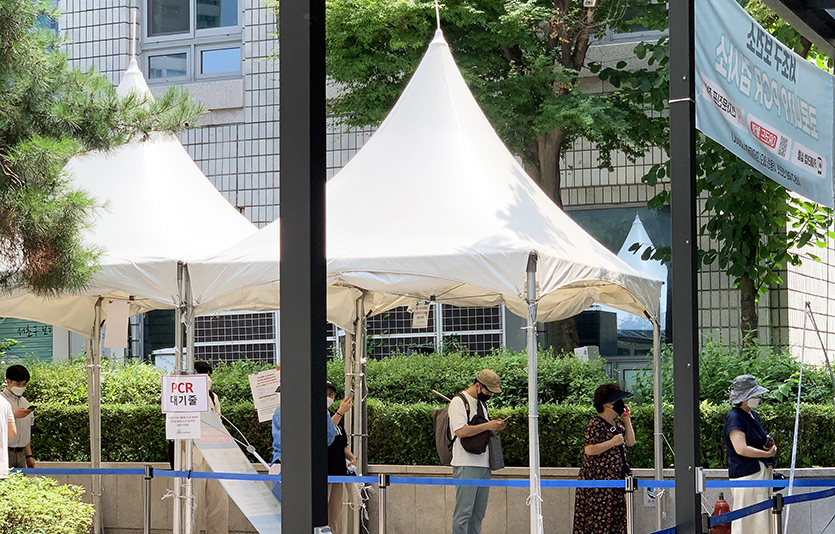 코로나19 유행 확산세가 이어지는 가운데 27일 신규 확진자 수는 8만8000명대를 기록했다. 27일 서울 서초구청 PCR검사소. 사진=김성미 기자