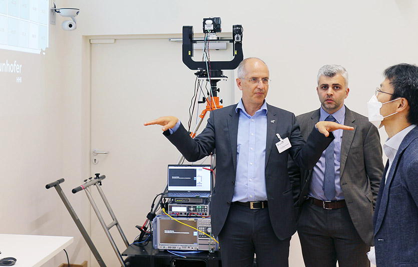 LG전자가 6G 테라헤르츠 대역에서 실외 320m 무선 데이터 송수신에 성공했다. 독일 베를린 프라운호퍼 하인리히-헤르츠 연구소에서 김병훈 LG전자 CTO(우측끝)이 현지 관계자와 6G 기술에 대해 논의하고 있다. 사진=LG전자