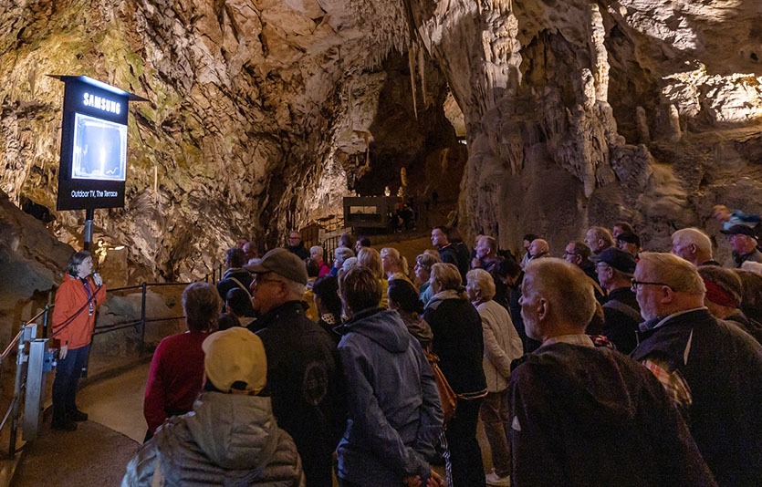 삼성전자는 슬로베니아의 대표 관광지인 포스토이나 동굴(Postojna Cave)에 아웃도어용 라이프스타일TV ‘더 테라스’를 설치해 관광객들에게 차별화된 경험을 제공하고 있다. 사진=삼성전자
