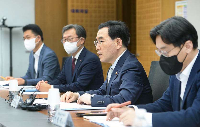 이창양 산업통상자원부 장관은 15일 한국기술센터에서 ‘에너지혁신 비즈니스라운드테이블’을 열고 이런 내용이 담긴 ‘에너지혁신벤처 육성방안’을 발표했다. 사진=산업통상자원부