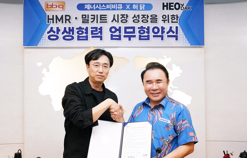 (왼쪽부터) 김주형 허닭 대표와 윤홍근 제너시스BBQ그룹 회장. 사진=제너시스BBQ그룹