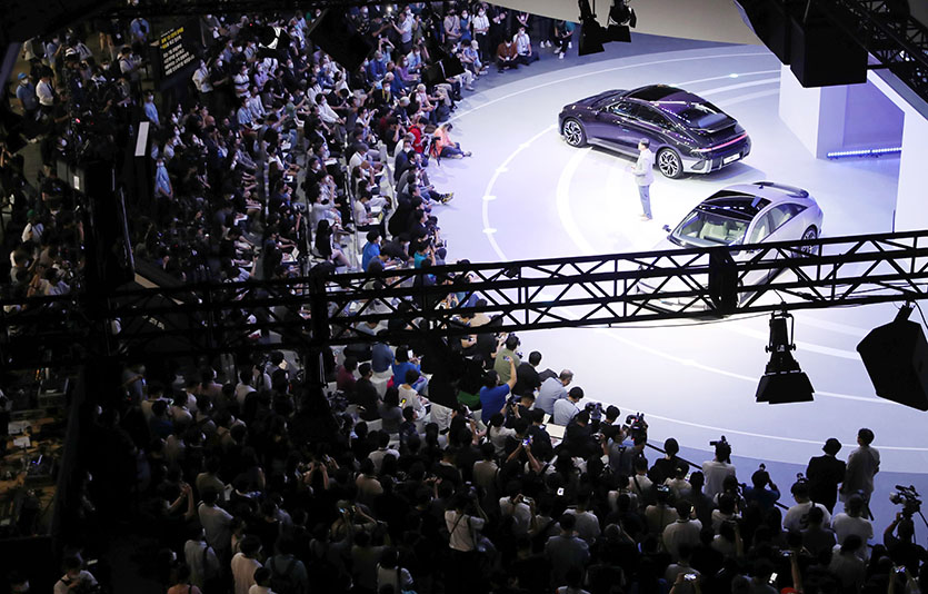 코로나19 사태로 4년 만에 돌아온 ‘2022 부산국제모터쇼’가 15일 일반에 공개된다. &nbsp;이 자리에서 현대자동차는&nbsp; 아이오닉 6를 세계 최초로 공개했다. 사진=뉴시스