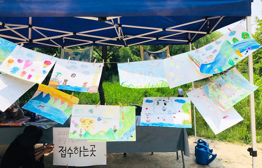 LG생활건강은 진행하고 있는 멸종위기 야생동물 1급 수달 보호 활동의 일환으로 오는 24일 ‘수달 건강 그림 그리기 대회’를 개최한다. 올 5월 서울 여의샛강생태공원에서 열린 수달 그림 그리기 대회에 출품된 작품들이 진열되어 있다. 사진=LG생활건강