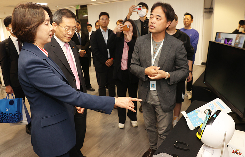 이영 중소벤처기업부 장관이 18일(미국 현지시간) 미국 캘리포니아주 KIC 실리콘밸리 내 기업공간을 둘러보고 있다. 사진=중소벤처기업부