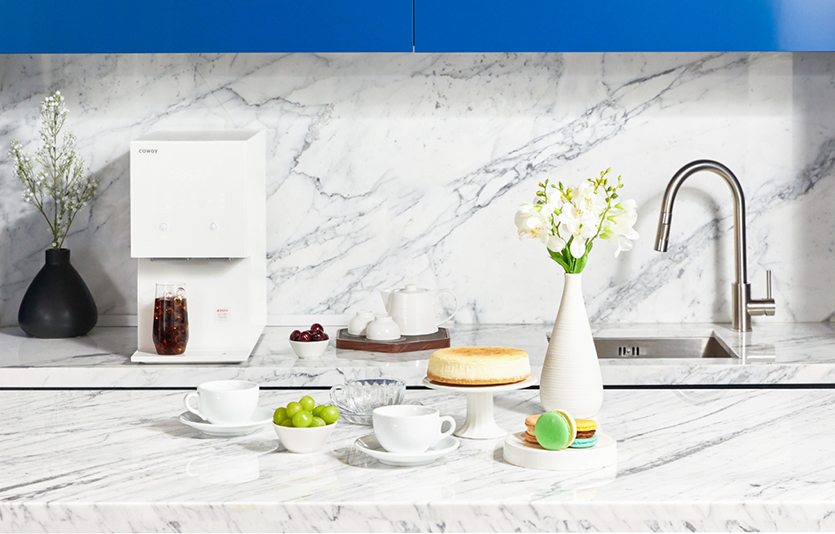 코웨이는 ‘소피텔 앰배서더 서울’ 객실 내에 아이콘 얼음정수기, 노블 공기청정기 등 주요 제품을 설치했다.  사진=코웨이