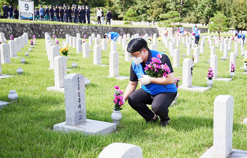 효성은 국립서울현충원을 찾아 참배하고 묘역정화와 헌화 활동을 실시했다.  사진=효성