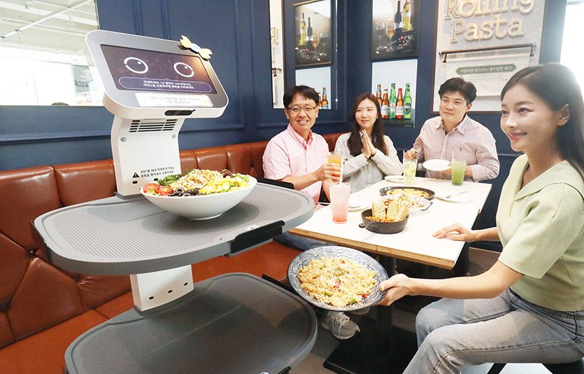 매장에서 LG 클로이 서브봇이 손님에게 음식을 서빙하는 모습. 사진=LG전자