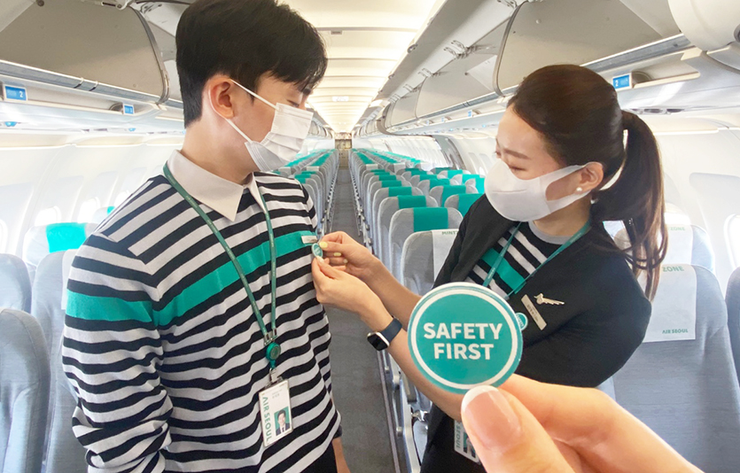  에어서울 캐빈승무원들이 비행 전 '안전 배지'를 착용하고 있다. 사진=에어서울
