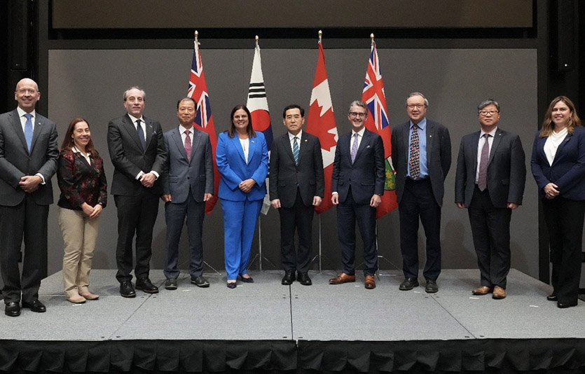 (왼쪽부터) CIBC 은행장 빅터도디그(Victor Dodig), NRCan(캐나다천연자원부) 국장 킴벌리 라이보(Kimberly Lavoie), Snowlake CEO 필립 그로스(Philip Gross), LG에너지솔루션 구매센터장 김동수 전무, 캐나다 매니토바 주지사 헤더 스테판슨(Heather Stefanson), 이창양 산업통상자원부 장관, Electra CEO 트렌트 멜(Trent Mell), Avalon CEO 도널드 부버(Donald Bubar), KOMIR(한국광해광업공단) 권순진 본부장, 캐나다투자청 국장(Invest in Canada) 나탈리 비샵(Natalie Bechamp)이 22일(현지시간) 캐나다 토론토에서 열린 협약식에서 기념촬영을 하고 있다. 사진=LG에너지솔루션