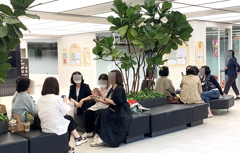 정부는 이달 26일부터 실외 마스크 착용 의무를 전면 해제하기로 이날 결정했다. 코로나19 발생후 사라진 휴게공간이 돌아온 서울 서초구 고속터미널 파미에스테이션. 사진=김성미 기자