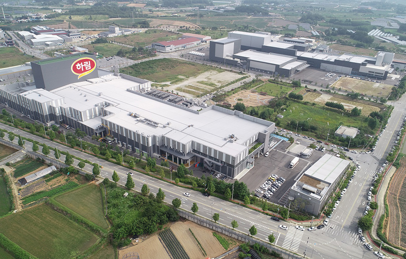 하림이 전북 익산 함열읍에 있는 퍼스트키친 밥 공장(K3)의 생산라인을 증설해 ‘The미식(더미식) 밥’ 생산을 확대한다. 사진=하림