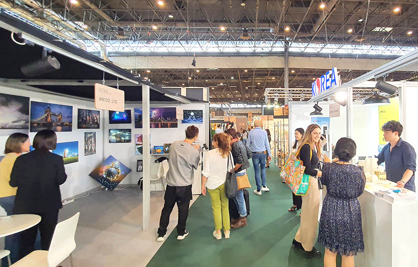 ‘프랑스 파리 메종 오브제’ KOTRA 한국관 참가기업들이 바이어와 상담하고 있는 모습. 사진=마이페어