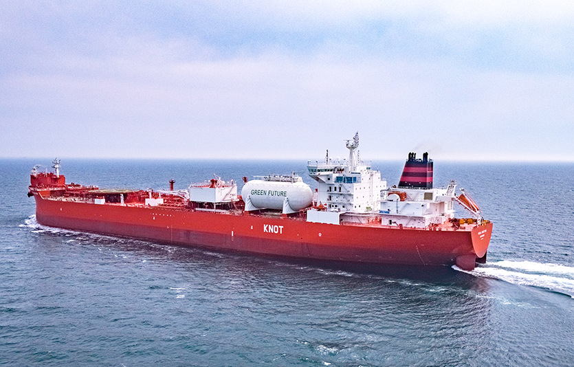 LNG, LPG를 추진연료로 사용할 수 있는 장비와 휘발성 유기화합물 복원 설비(VOC RS) 등 대우조선해양의 최신 친환경 기술이 대거 적용된 셔틀탱커의 운항 모습. 사진=대우조선해양