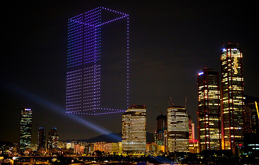 LG전자가 ‘LG 디오스 오브제컬렉션 무드업’ 출시를 기념해 드론쇼를 펼쳤다. 드론 1000대가 서울 여의도 한강공원 물빛무대 상공에서 ‘LG 디오스 오브제컬렉션 무드업’을 연출하는 모습. 사진=LG전자 