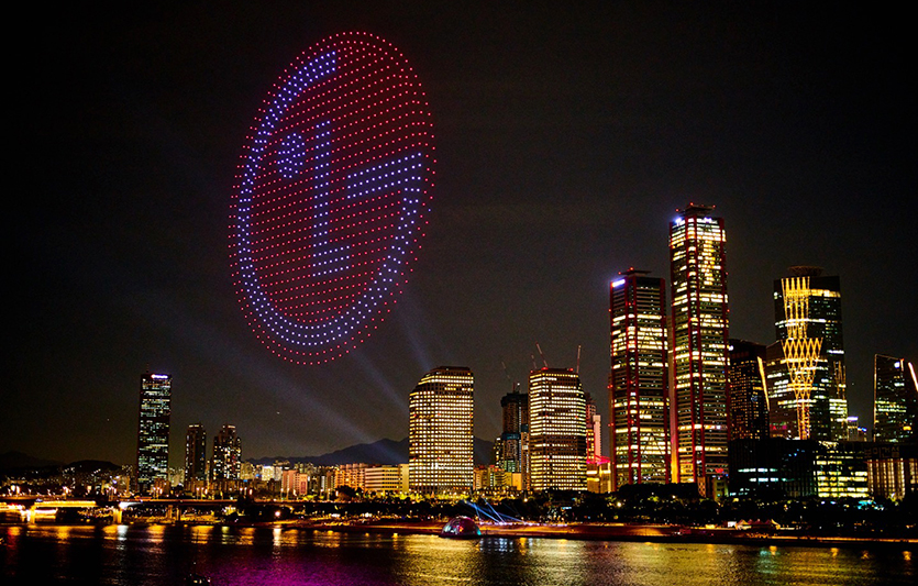 LG전자가 24일 혁신적인 냉장고 신제품 ‘LG 디오스 오브제컬렉션 무드업(MoodUp)’ 출시를 기념해 드론쇼를 펼쳤다. 드론 1천 대가 서울 여의도 한강공원 물빛무대 상공에서 LG의 심벌마크 ‘미래의 얼굴’을 연출하는 모습. 사진=LG전자