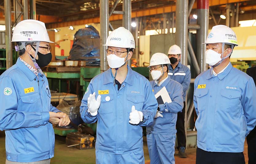 이주태 포스코 구매투자본부장이 스마트팩토리 구축으로 비용절감과 생산품질 향상에 성공한 신일인텍을 방문한 모습. 사진=포스코