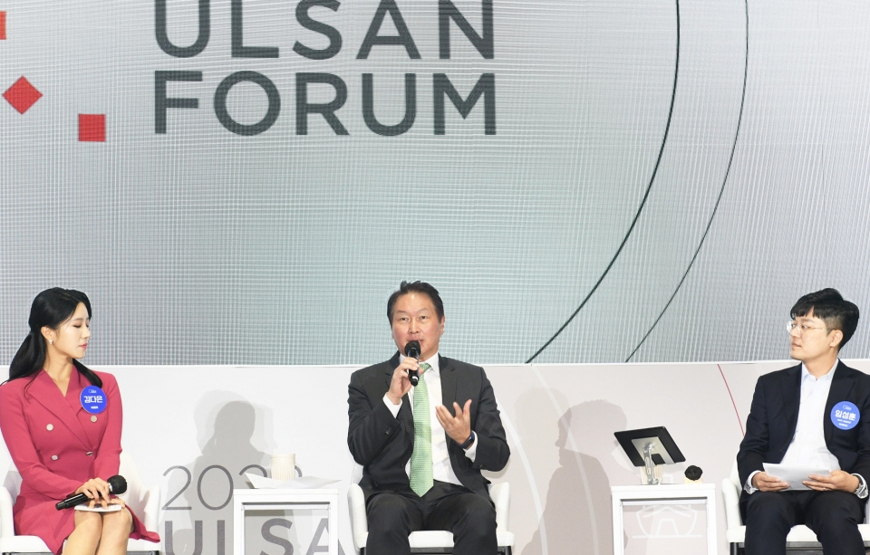 최태원 SK 회장은 울산포럼에서 “’퍼스트 무버’로서 성공한다는 생각으로 탄소문제에 대한 해결방안을 만들면 사업 기회로 만들 수 있다”고 강조했다. 사진=SK이노베이션