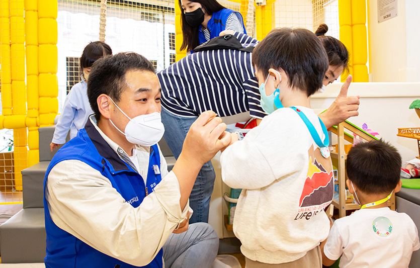 효성나눔봉사단은 구립장군봉어린이집의 장애 영유아를 포함한 원아 32명과 함께 다양한 놀이활동을 진행했다. 사진=효성