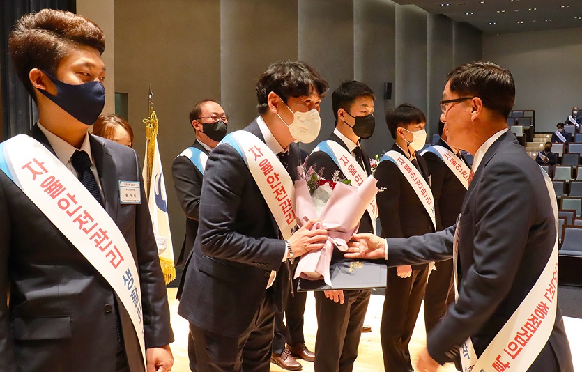 삼천리 차봉근 도시가스사업본부장이 ‘2022 가스안전 결의대회’에서 안전문화상을 시상하고 있다.jpg