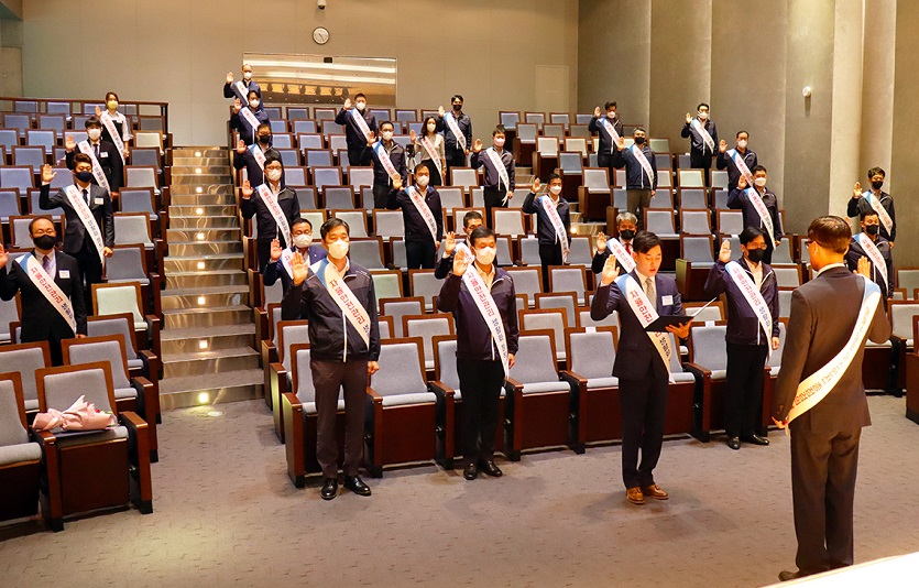 삼천리 ‘2022 가스안전 결의대회’에서 임직원들이 가스안전 결의문을 낭독하고 있다.jpg