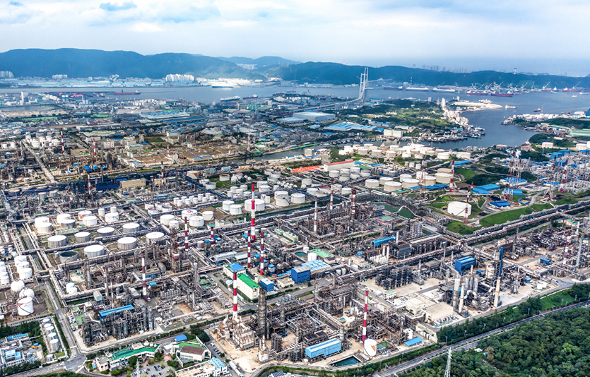 SK이노베이션이 넷제로 달성을 앞당기기 위해 울산 콤플렉스(울산CLX)에 2027년까지 약 5조원을 투자한다.  SK 울산CLX 전경. 사진=SK이노베이션