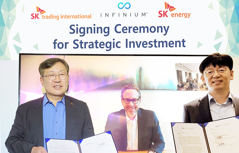 9월 30일 서울 종로구 SK서린빌딩에서 화상회의 형태로 열린 SK트레이딩인터내셔널(SKTI)의 인피니움 투자 협약식에서 서석원 SKTI 사장(왼쪽)과 노상구 SK에너지 전략∙운영본부장이 인피니움의 로버트 슈츨레 최고경영자(CEO, TV 속 인물)와 투자협약 문서를 들어 보이고 있다. 사진=SK이노베이션