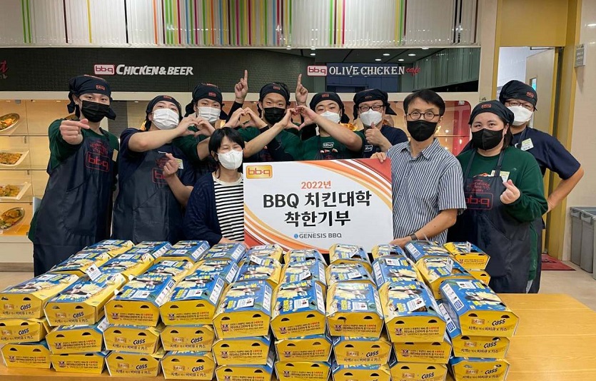 [사진] BBQ치킨_제너시스BBQ의 치킨대학 착한기부를 통해 노인복지센터에 치킨을 기부하고 있다.jpg