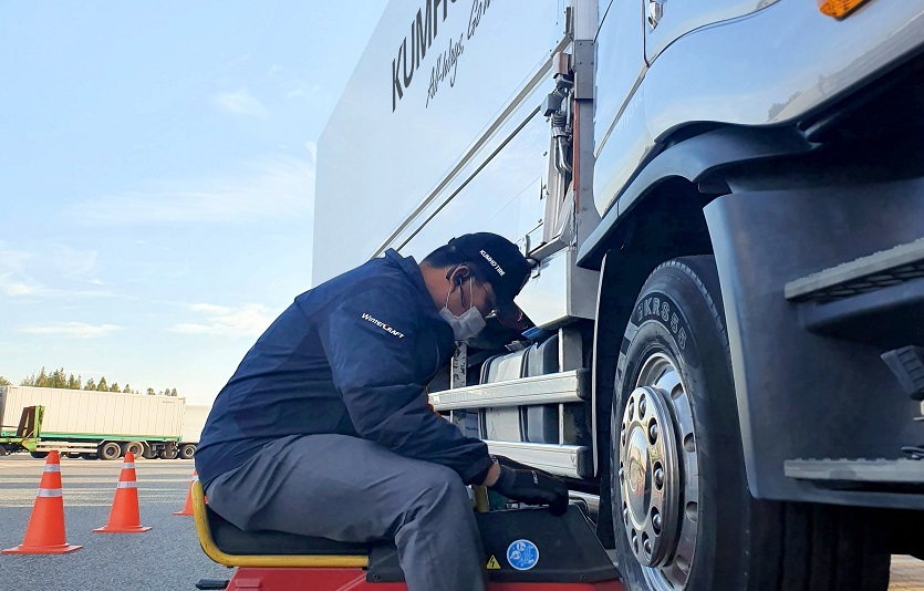 [사진1] 금호타이어_트럭버스 타이어 안점점검 캠페인.jpg