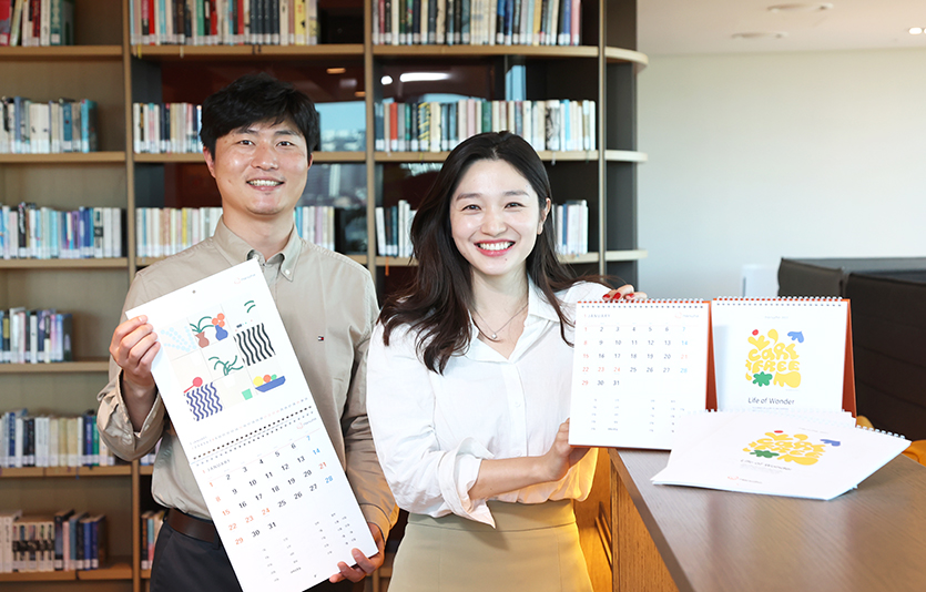 한화그룹 임직원들이 새로 제작한 점자달력을 살펴보고 있다. 사진=한화그룹