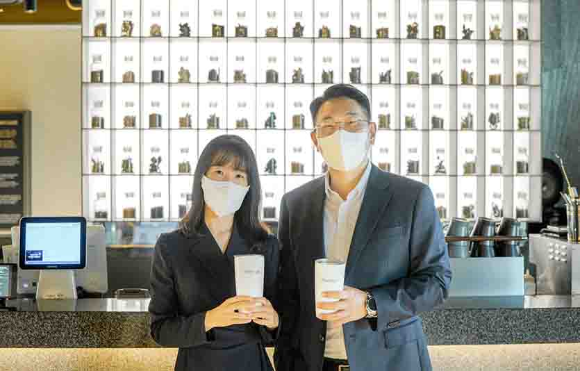서울 여의도 유한건강생활 본사 사옥에서 강종수 유한건강생활 대표(오른쪽)와 BDM팀 엄세미 팀장(왼쪽)이 뉴오리진 텀블러를 들고 있다. 사진=유한건강생활